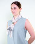 Blusa smanicata con inserto foulard