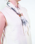 Blusa smanicata con inserto foulard