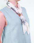Blusa smanicata con inserto foulard