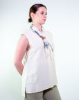 Blusa smanicata con inserto foulard