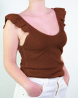 Top a costine con scollo a V e dettaglio