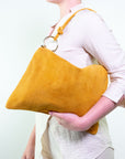 Borsa in pelle scamosciata a spalla con tracolla