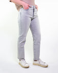 Jeans mom fit con fondo sfrangiato grigio delavè