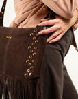 BORSA SCAMOSCIATA A TRACOLLA CON FRANGE E BORCHIE