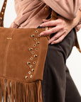 BORSA SCAMOSCIATA A TRACOLLA CON FRANGE E BORCHIE