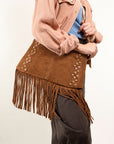 BORSA SCAMOSCIATA A TRACOLLA CON FRANGE E BORCHIE