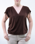 Blusa con scollo a V e dettaglio spalla