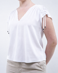 Blusa con scollo a V e dettaglio spalla