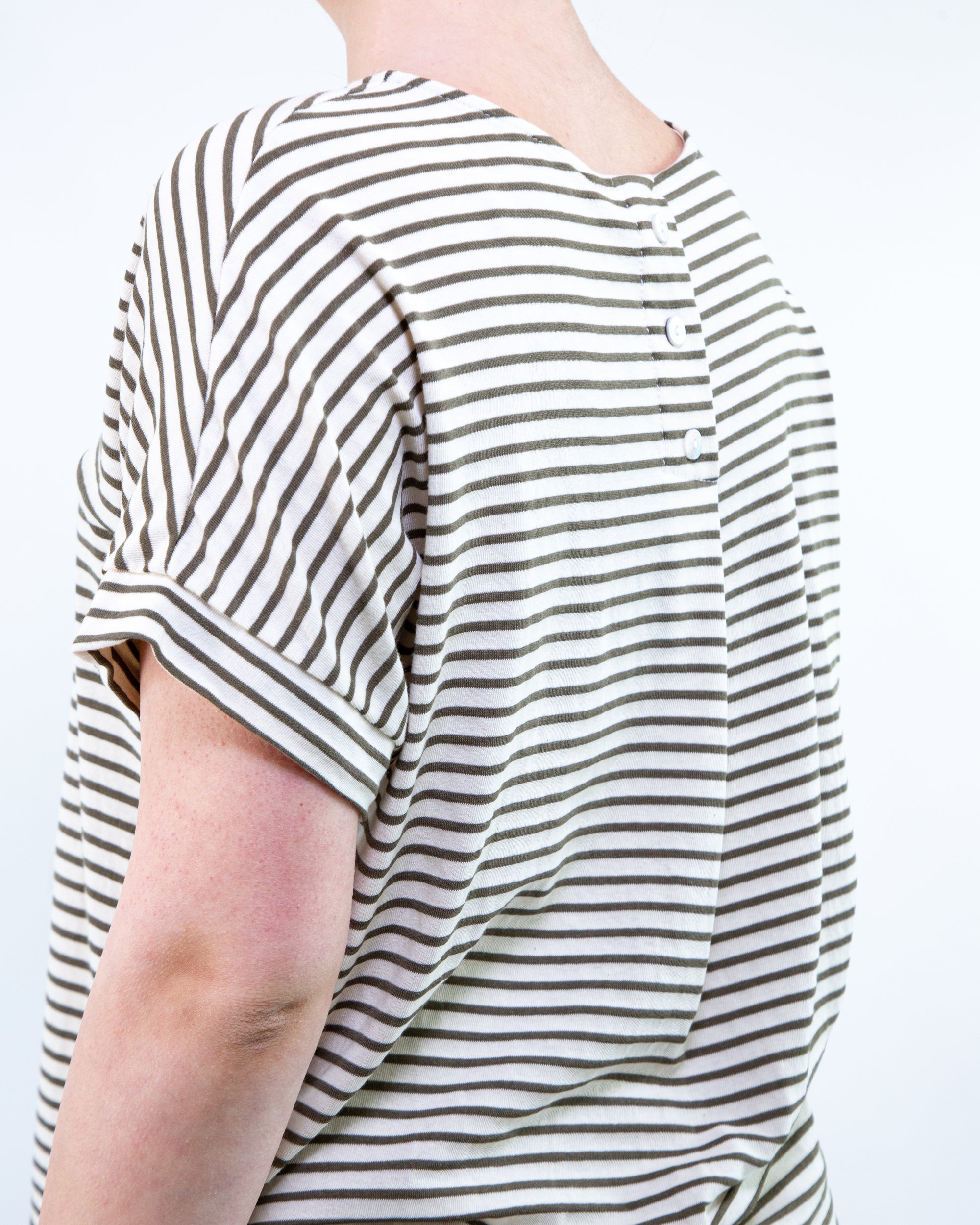 T-SHIRT M/C CON BOTTONI IN VISCOSA RIGATA / MILITARE/PANNA