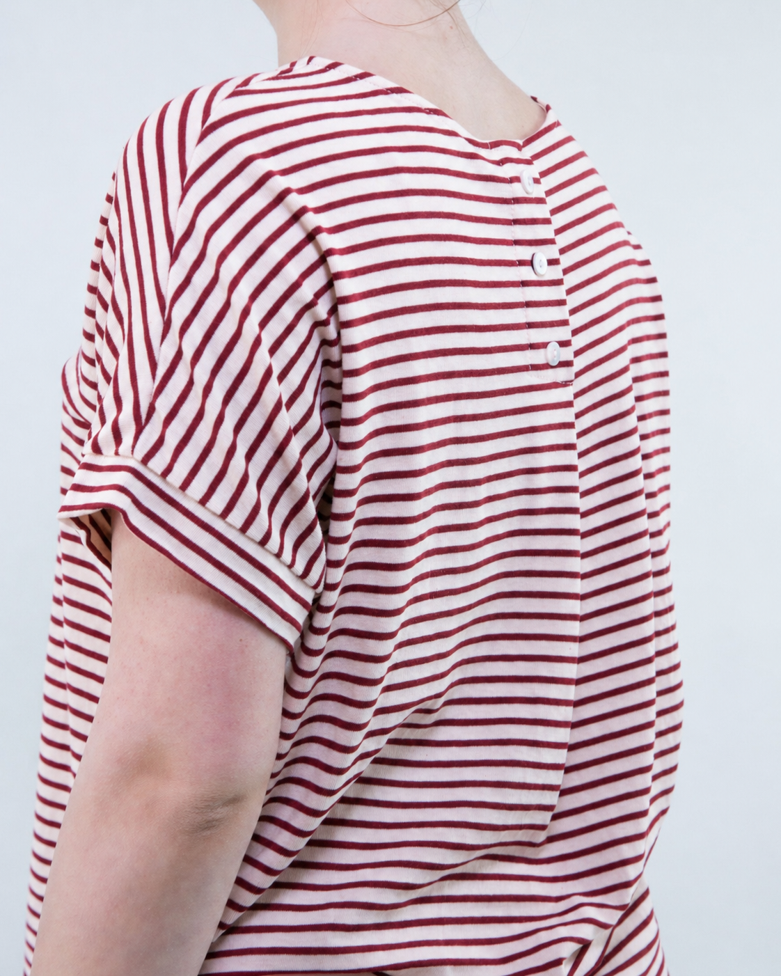 T-SHIRT M/C CON BOTTONI IN VISCOSA RIGATA / MILITARE/PANNA