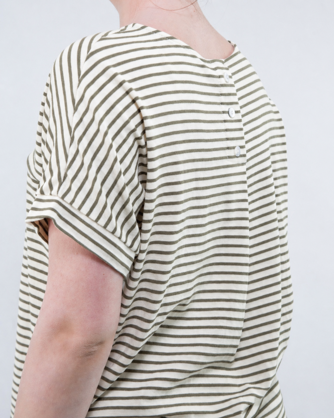 T-SHIRT M/C CON BOTTONI IN VISCOSA RIGATA / MILITARE/PANNA
