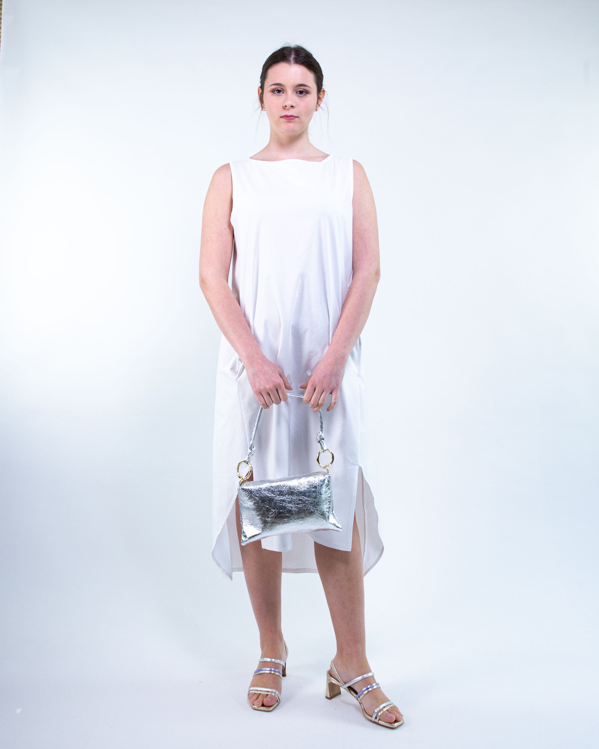 Abito lungo smanicato con spacchetto e tasche in bengalina