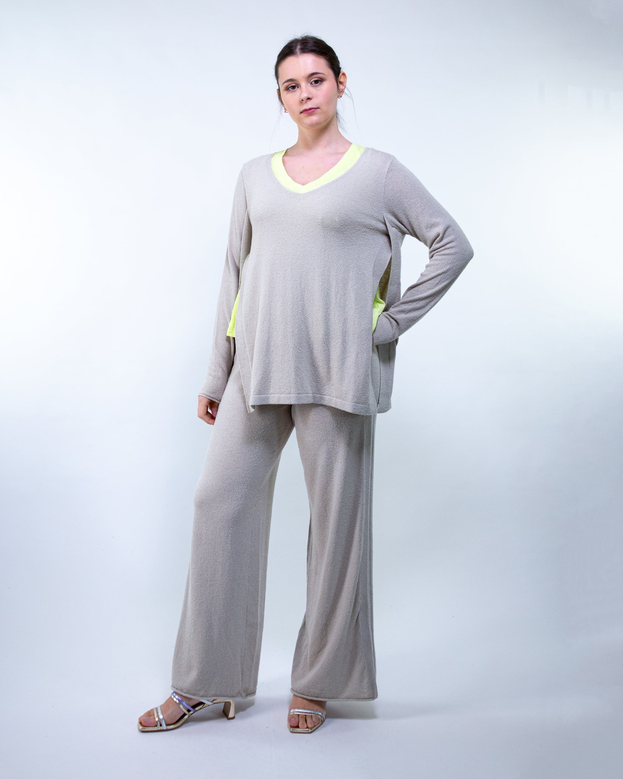 Maxi maglia scollo a V con spacchi laterali tessuto effetto spugna corda