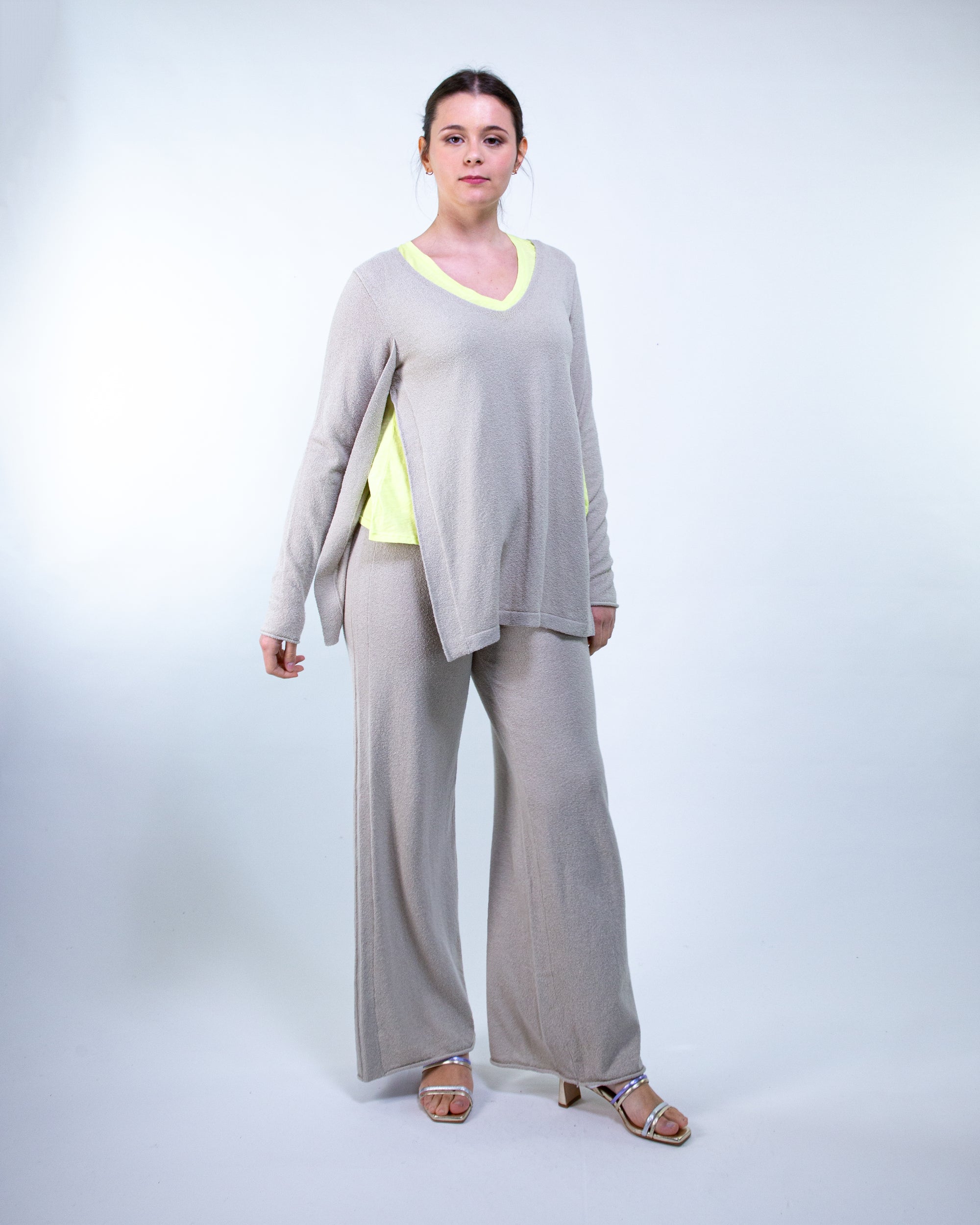 Maxi maglia scollo a V con spacchi laterali tessuto effetto spugna corda