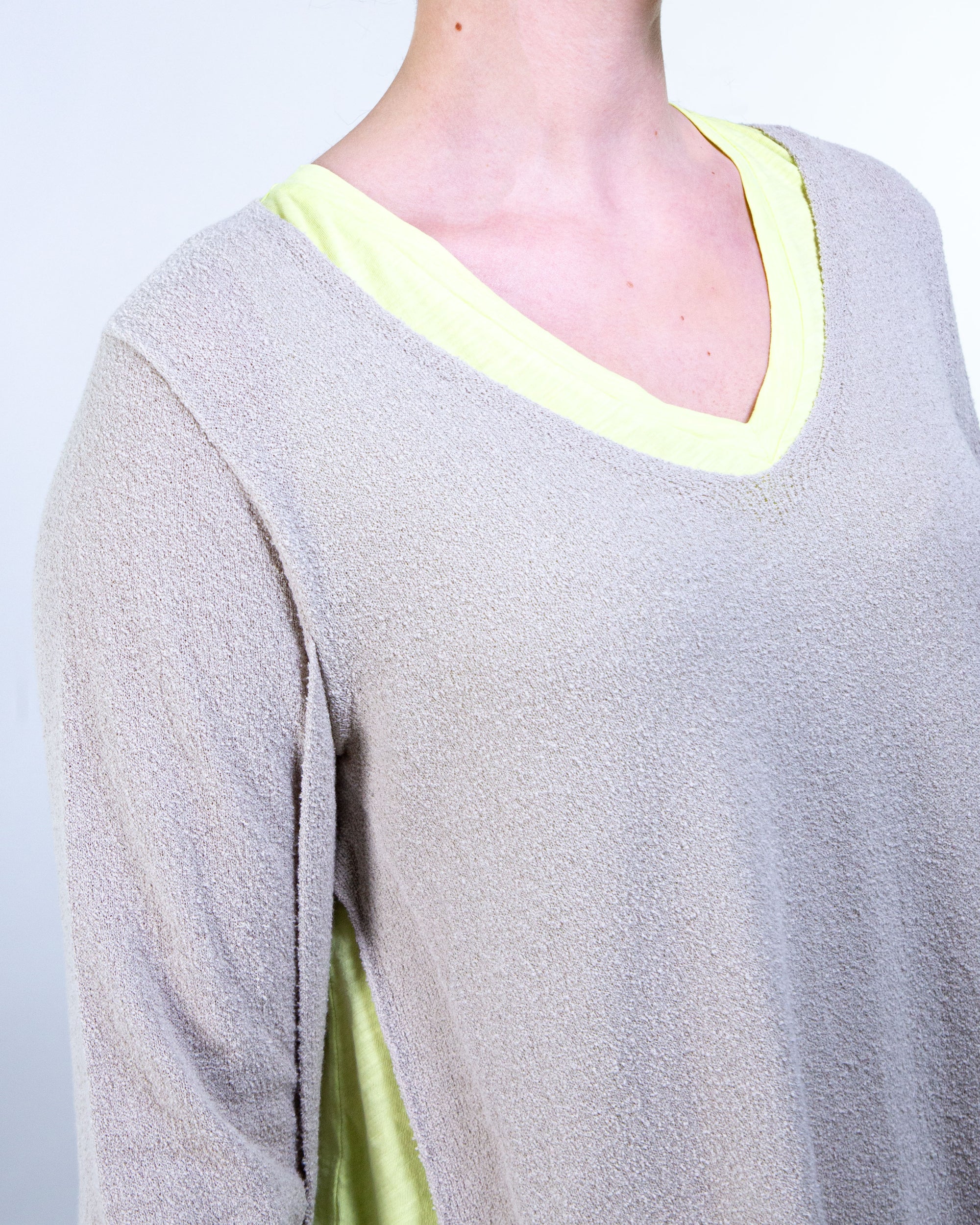 Maxi maglia scollo a V con spacchi laterali tessuto effetto spugna corda