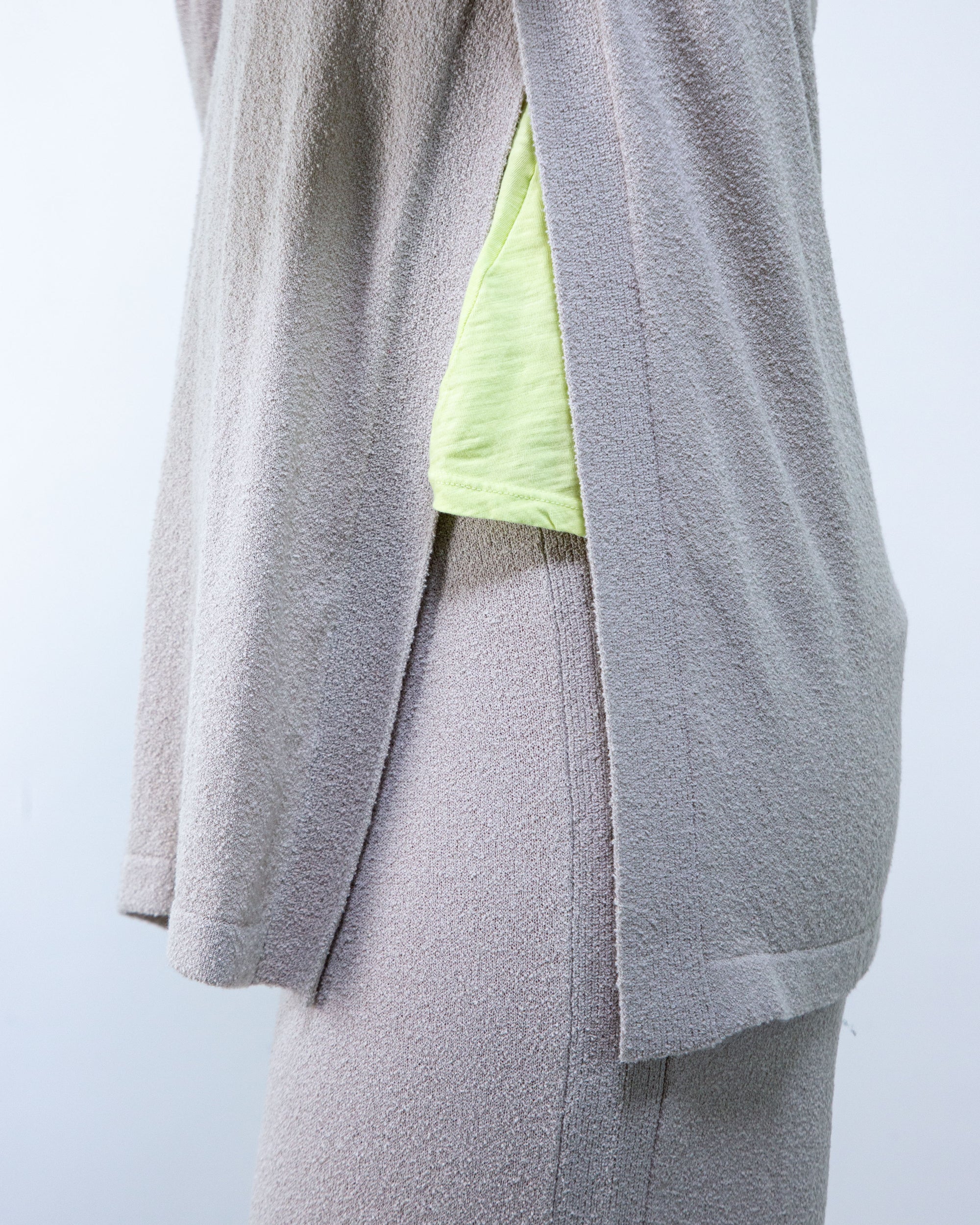 Maxi maglia scollo a V con spacchi laterali tessuto effetto spugna corda