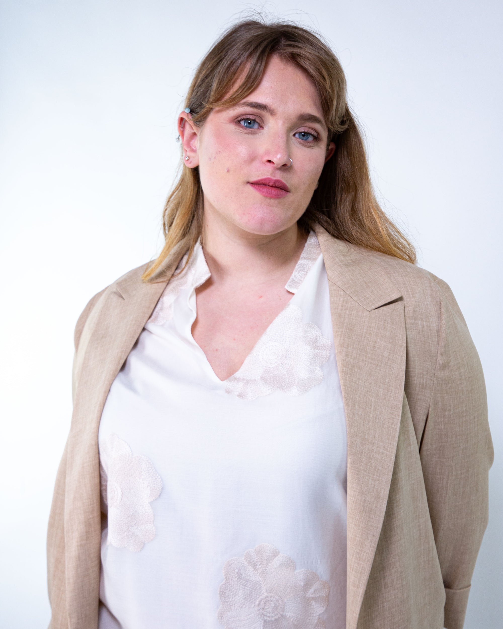 Top con ricamo in tencel