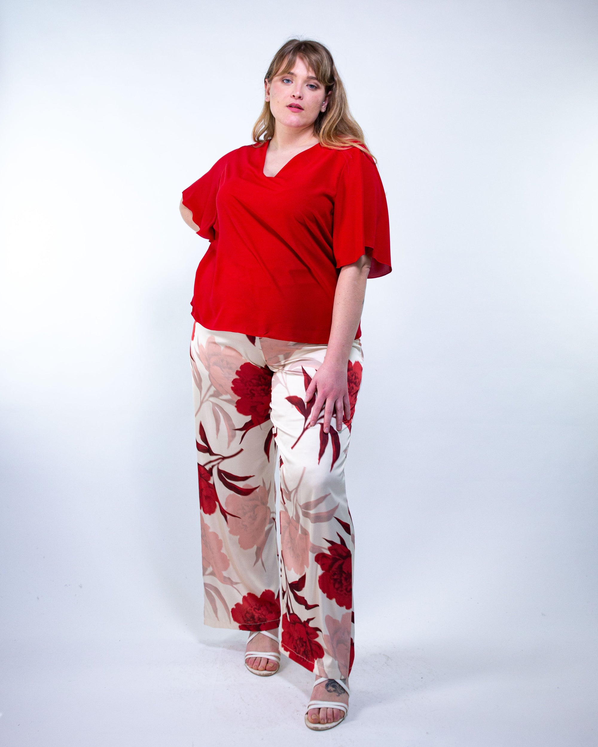 Blusa con scollo a V e manica a giglio