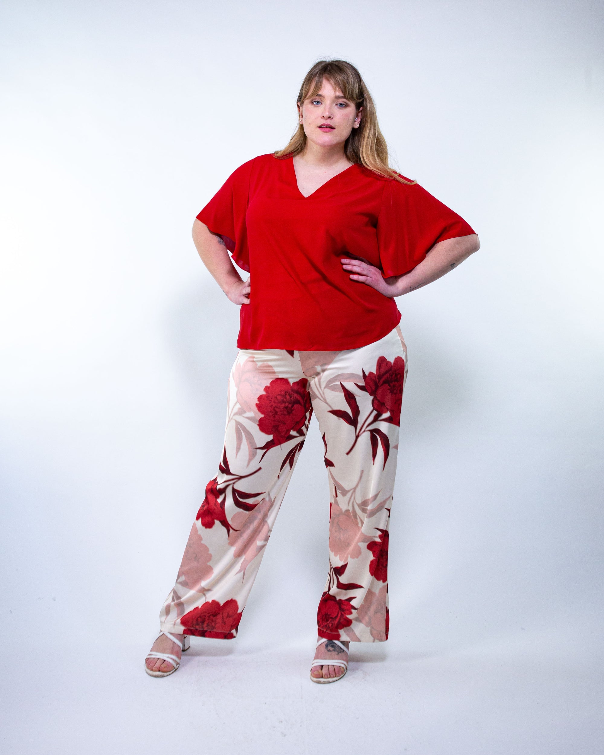 Blusa con scollo a V e manica a giglio