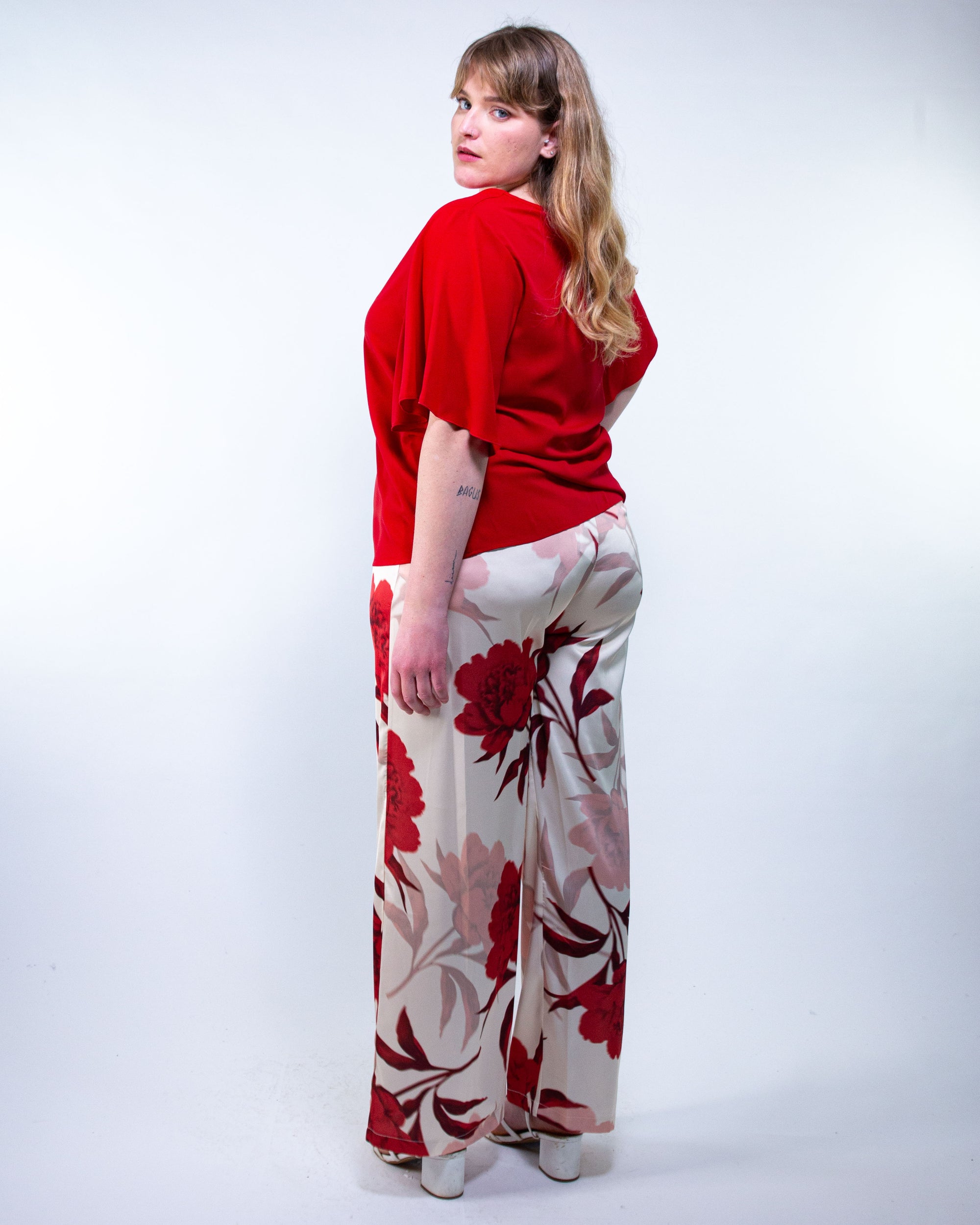 Blusa con scollo a V e manica a giglio