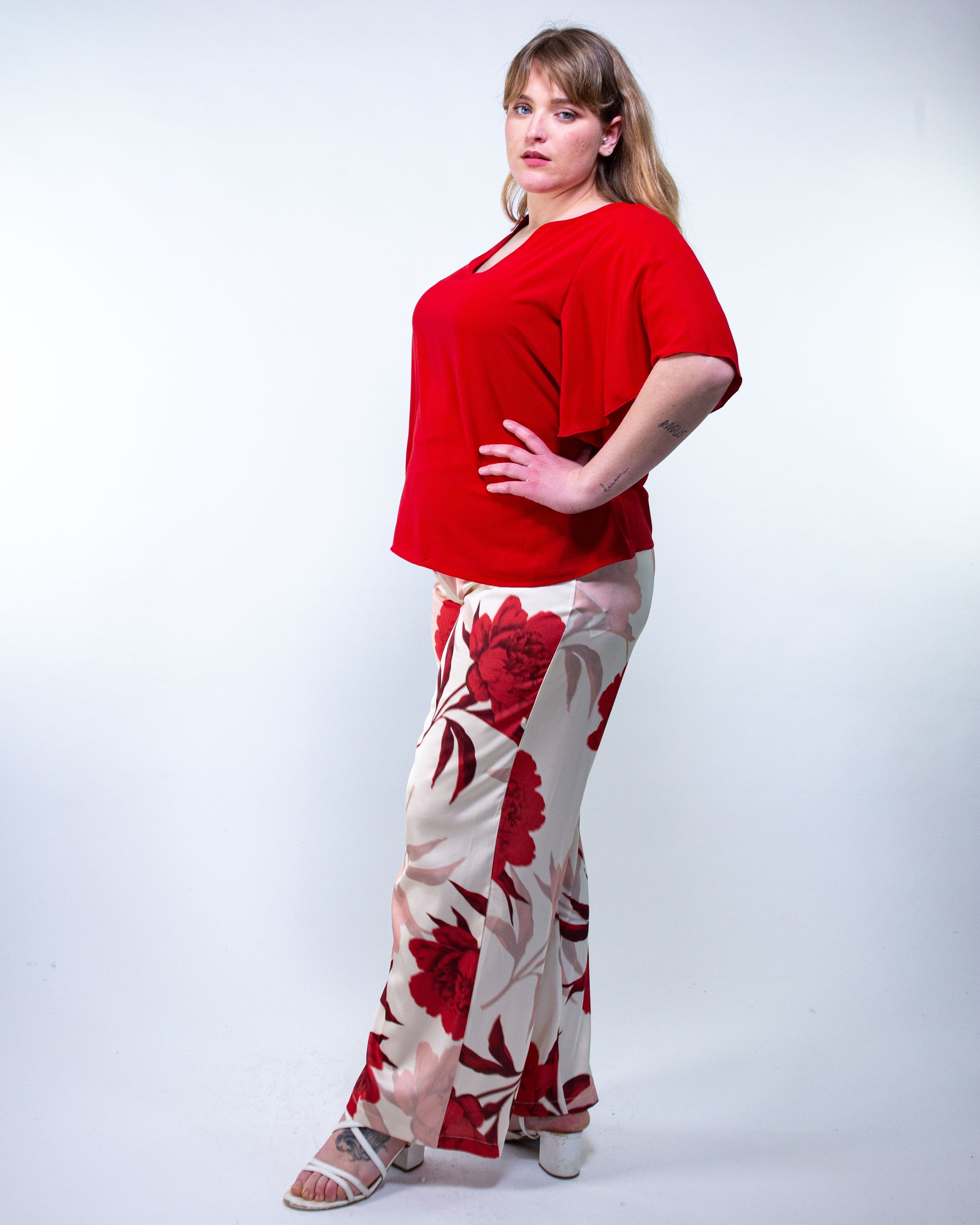Blusa con scollo a V e manica a giglio