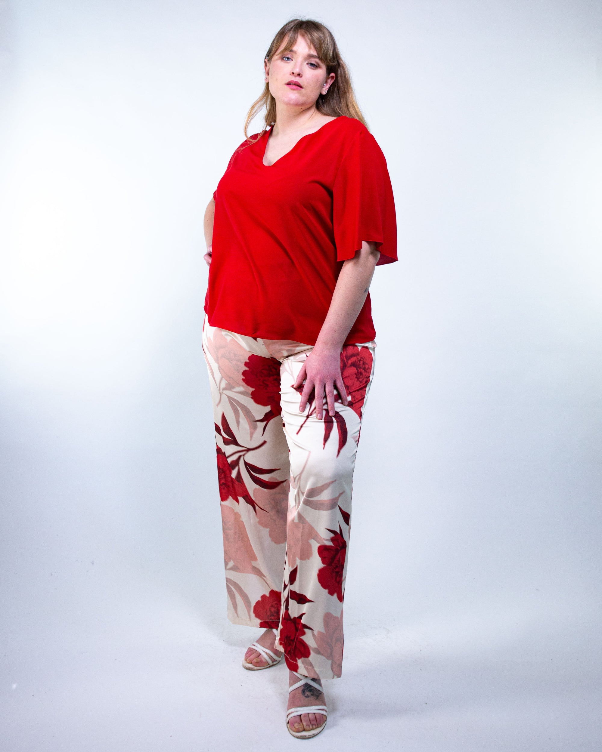 Blusa con scollo a V e manica a giglio