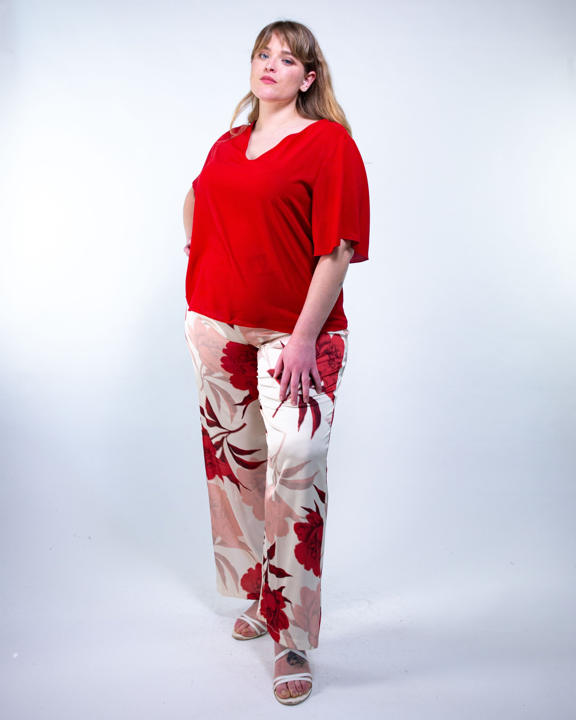 Blusa con scollo a V e manica a giglio
