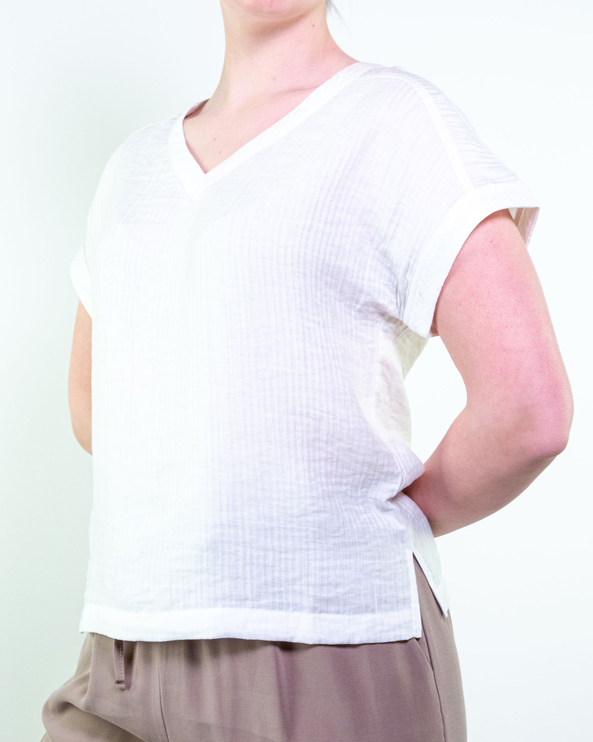 T-shirt con scollo a V in viscosa e lyocell