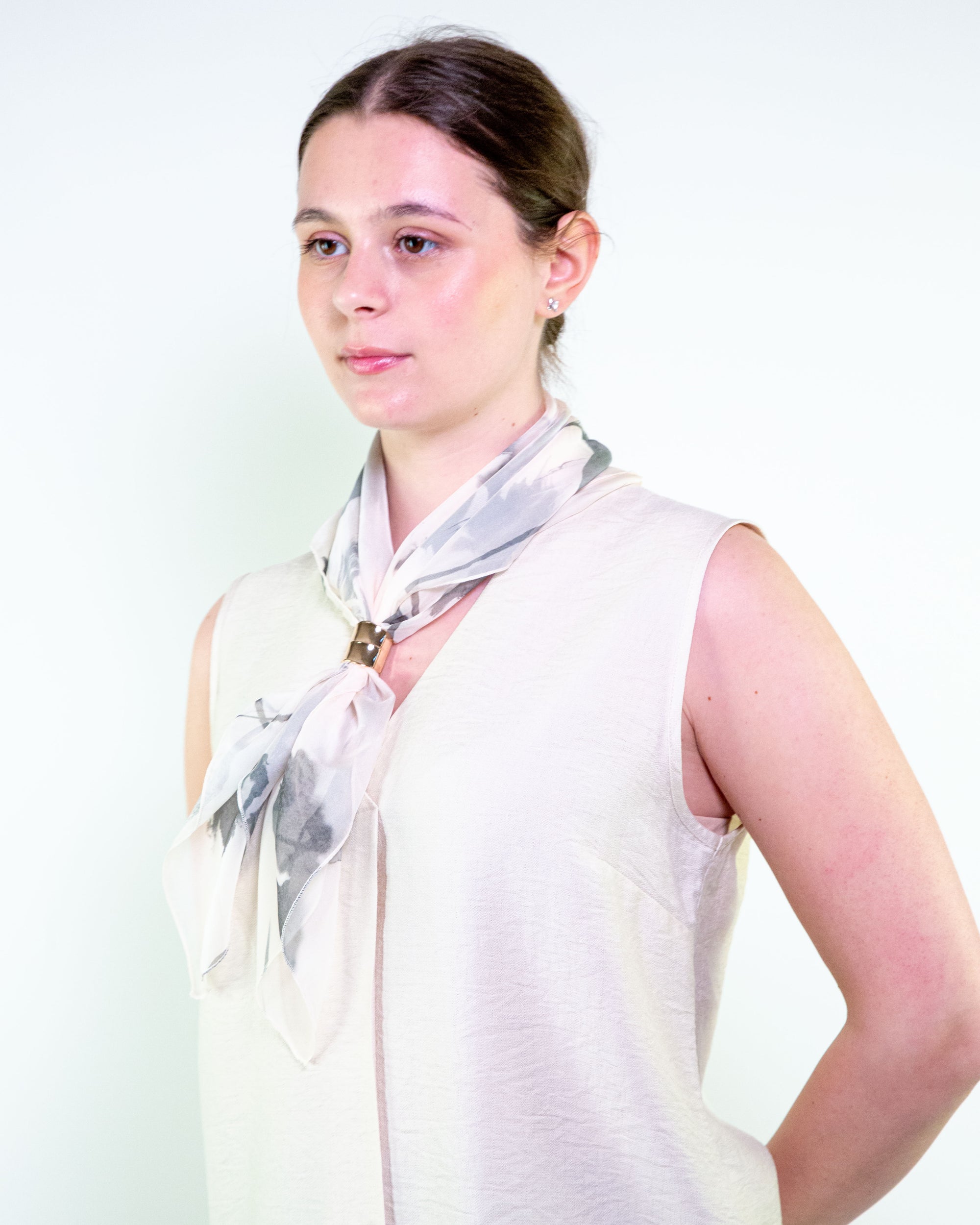 Blusa smanicata con inserto foulard