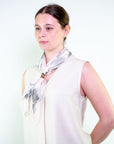 Blusa smanicata con inserto foulard