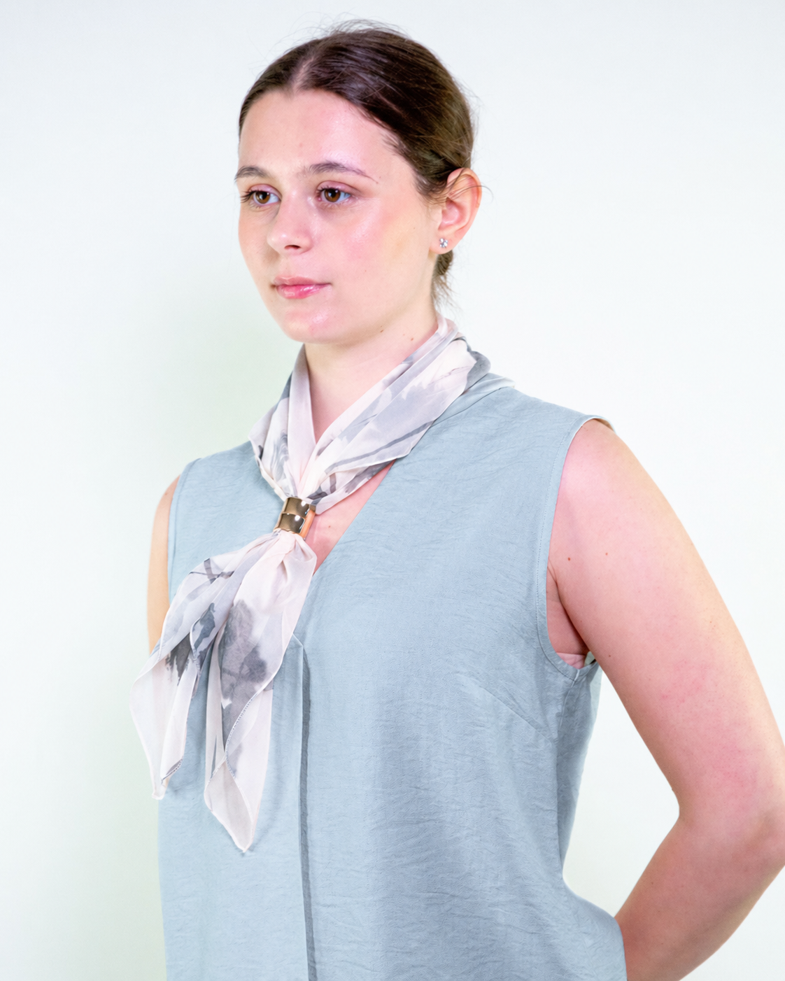 Blusa smanicata con inserto foulard