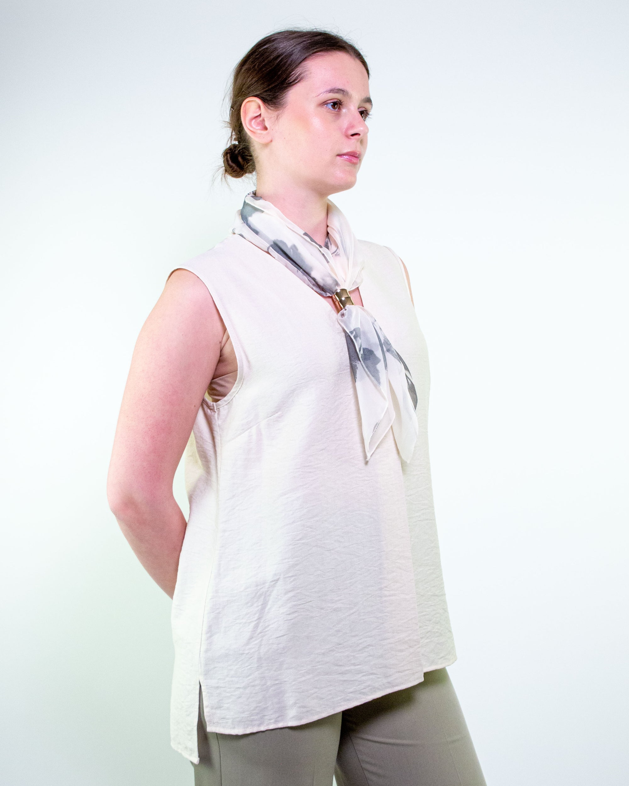 Blusa smanicata con inserto foulard