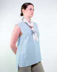 Blusa smanicata con inserto foulard