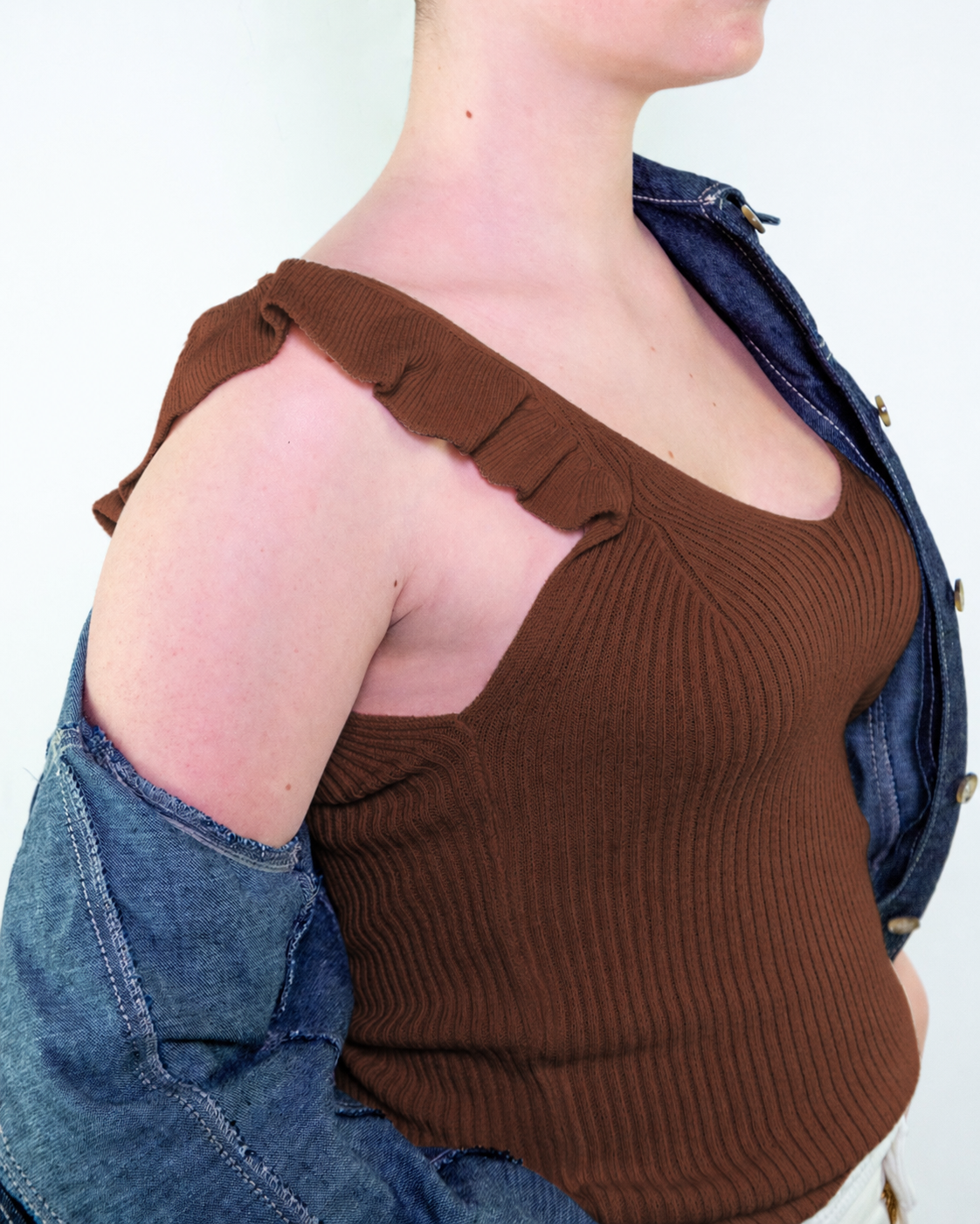 Top a costine con scollo a V e dettaglio