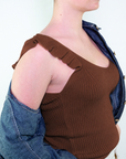 Top a costine con scollo a V e dettaglio