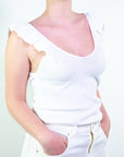 Top a costine con scollo a V e dettaglio