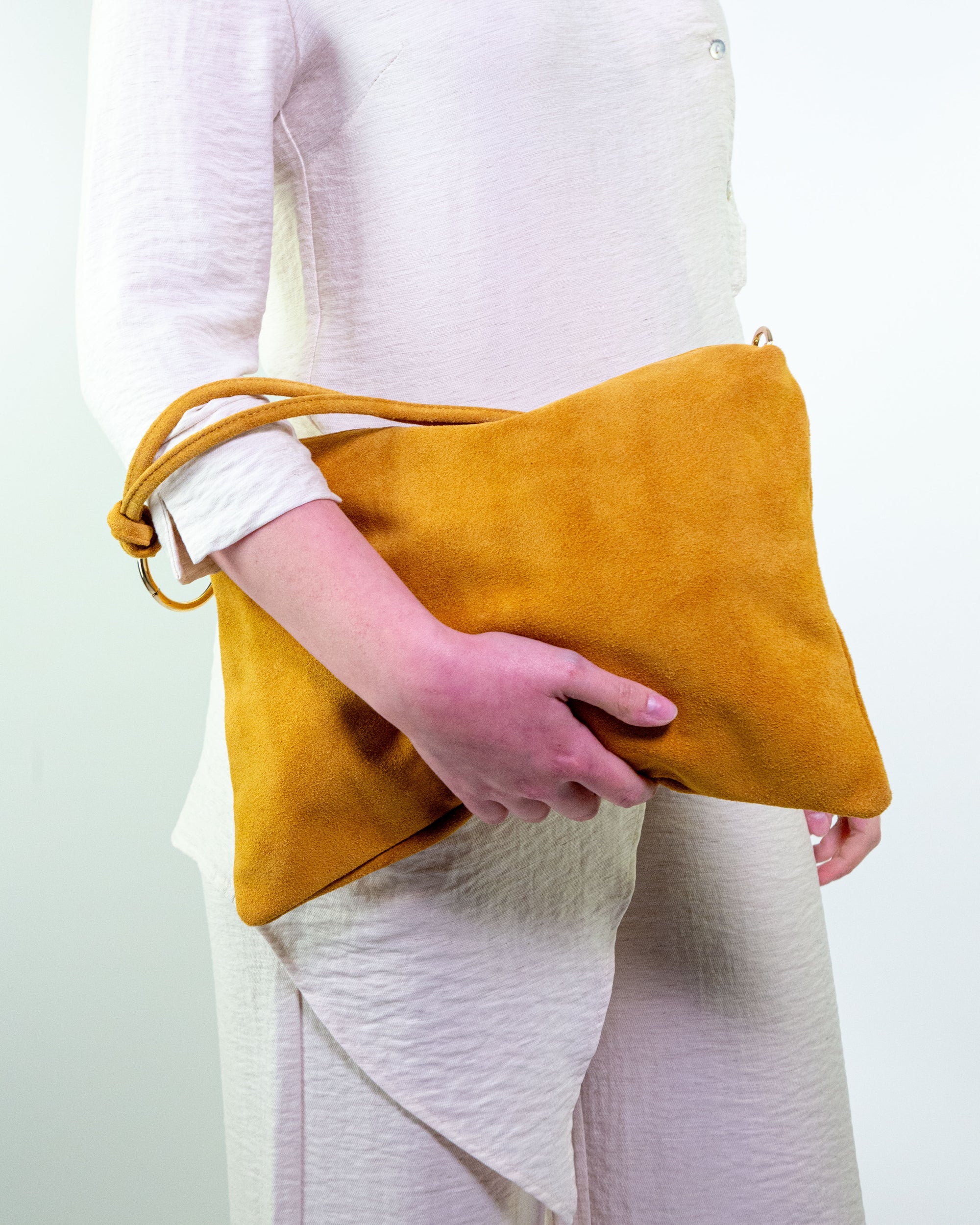 Borsa in pelle scamosciata a spalla con tracolla