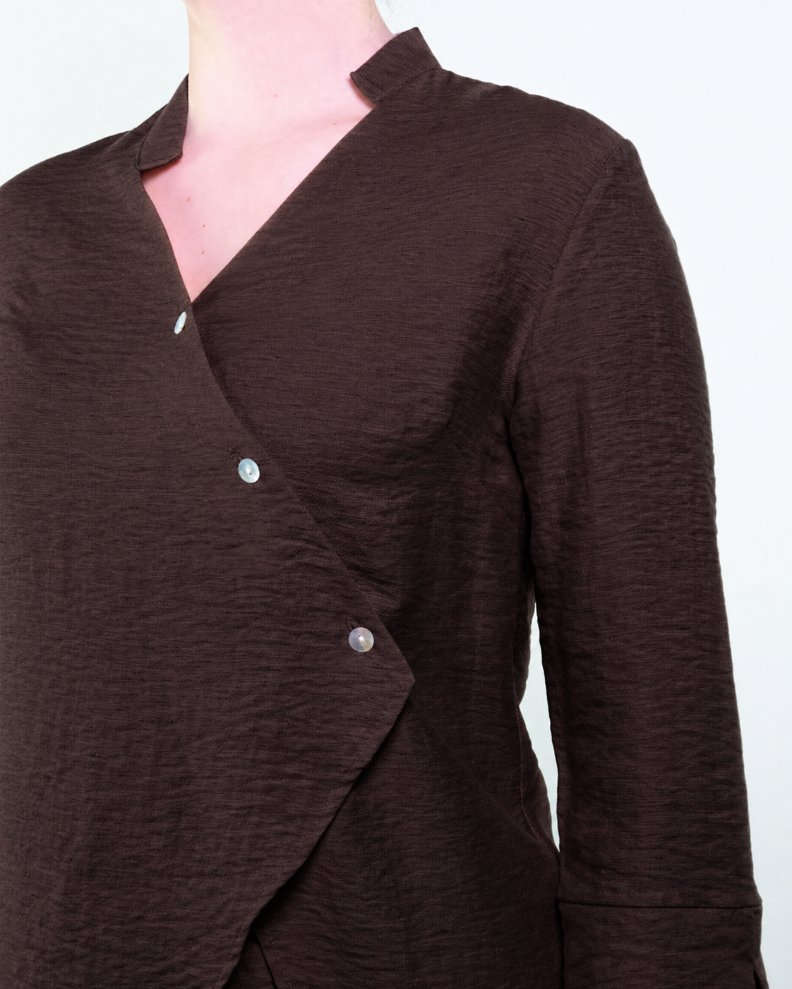 Camicia in viscosa con taglio asimmetrico