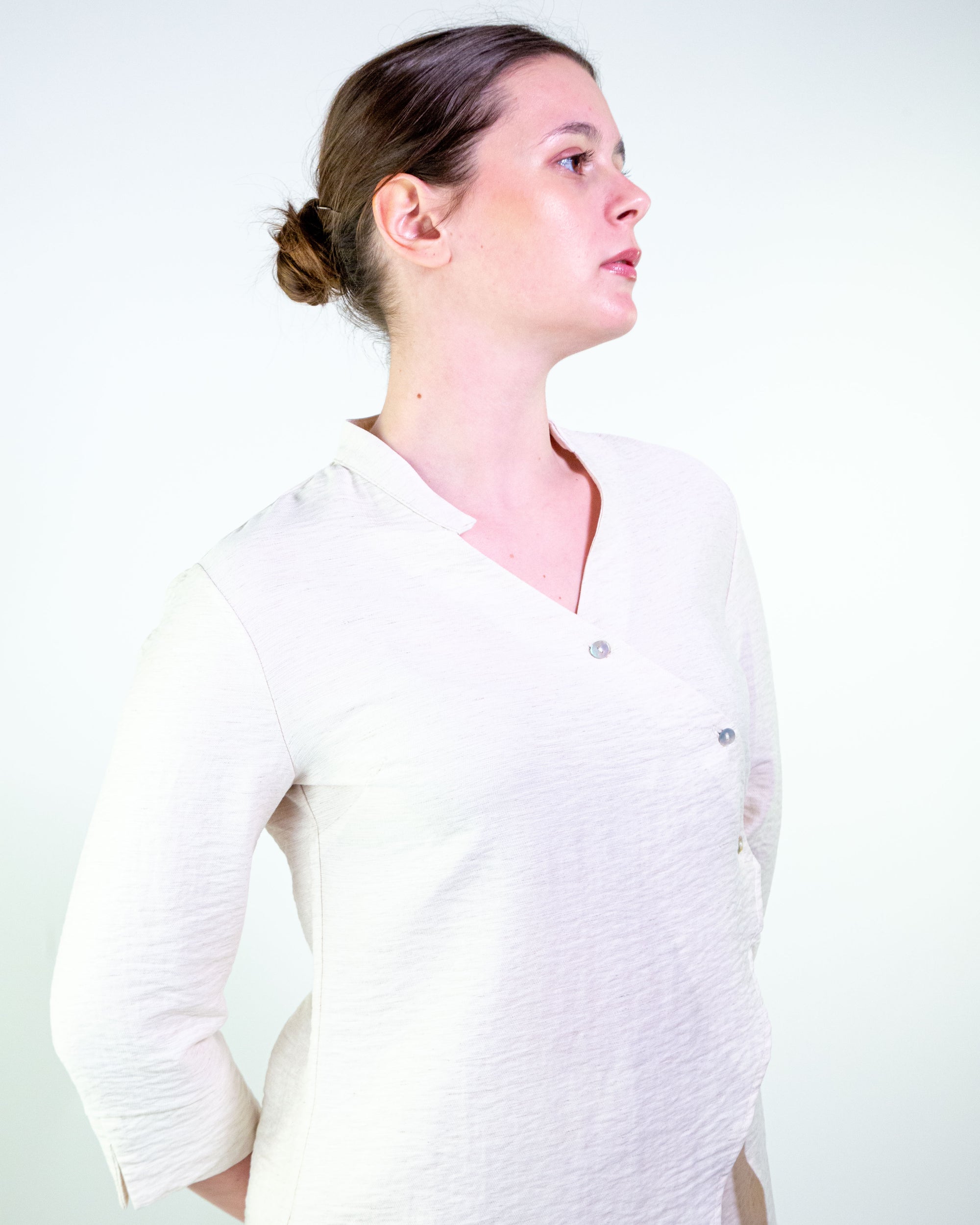 Camicia in viscosa con taglio asimmetrico