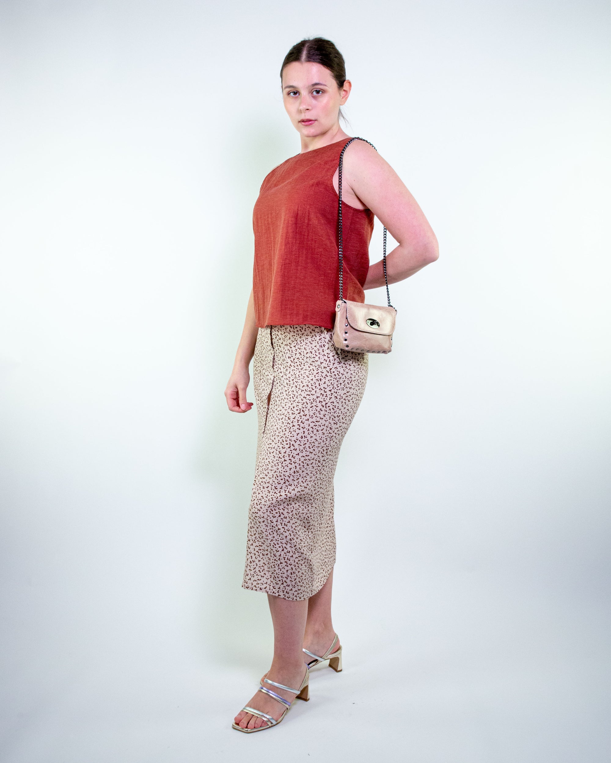 Pochette in pelle con dettaglio borchie e tracolla a catena