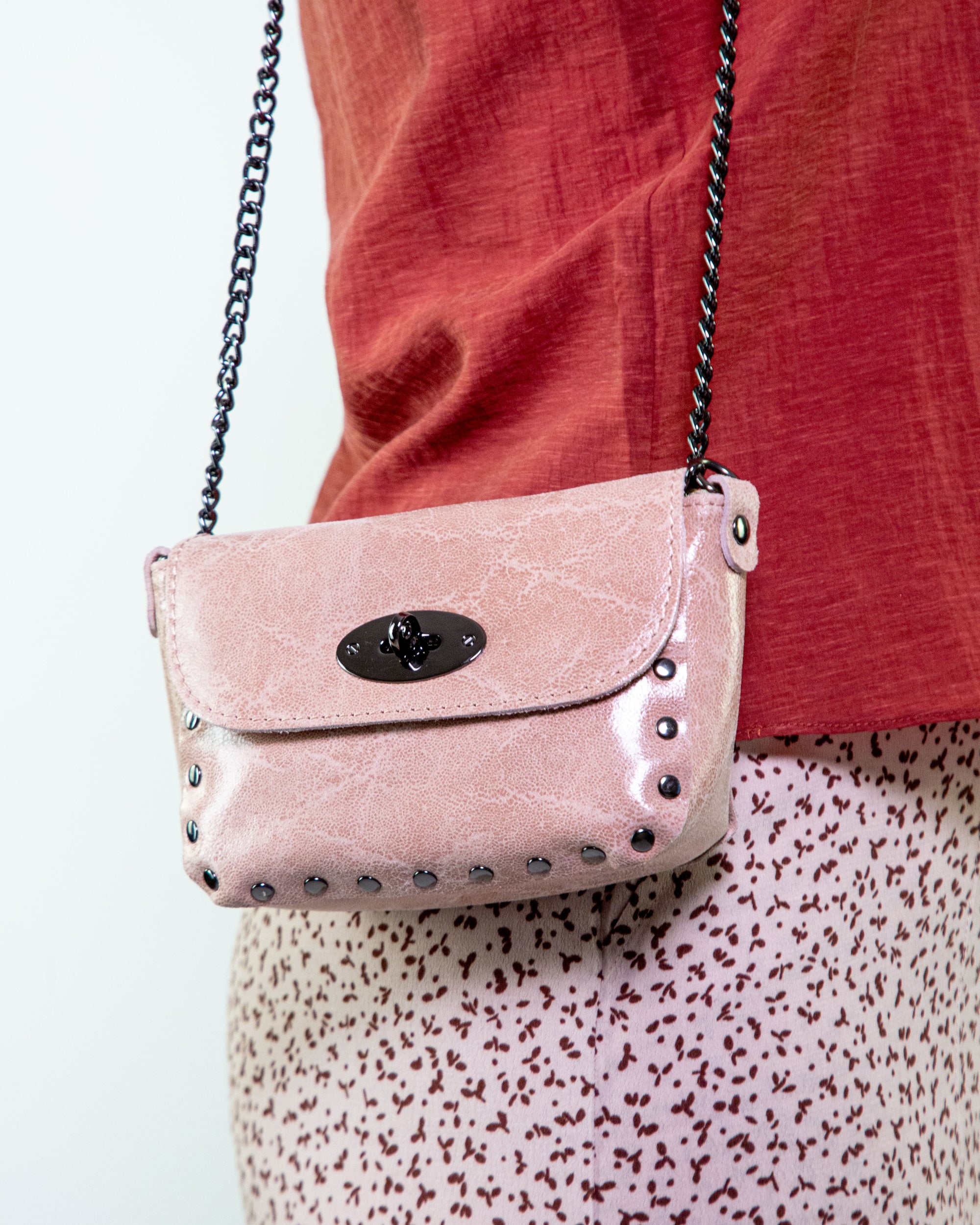 Pochette in pelle con dettaglio borchie e tracolla a catena