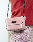 Pochette in pelle con dettaglio borchie e tracolla a catena
