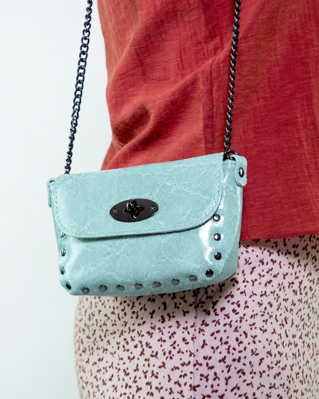 Pochette in pelle con dettaglio borchie e tracolla a catena