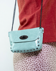 Pochette in pelle con dettaglio borchie e tracolla a catena