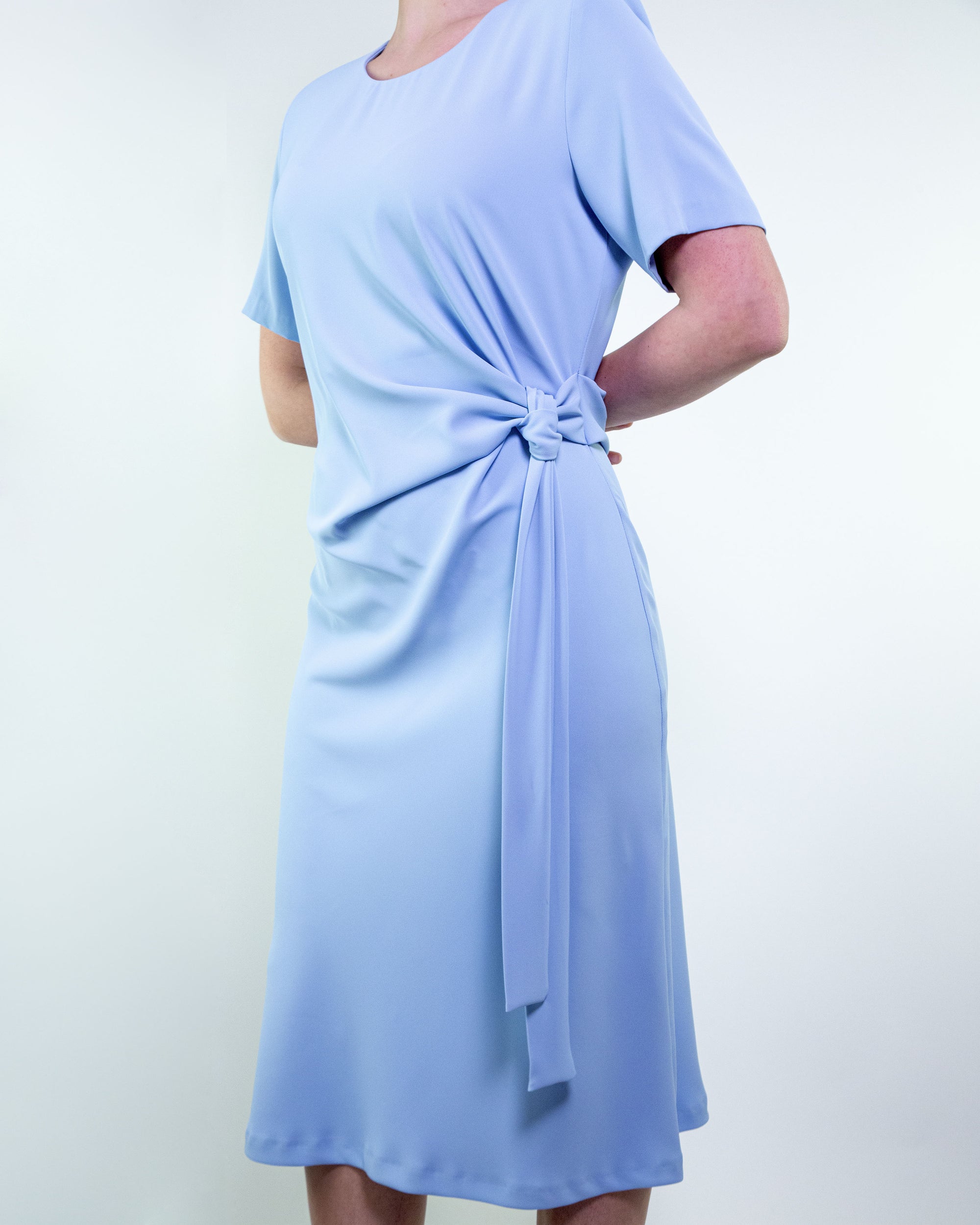 Abito midi m/c con drappeggio e nastro