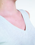 Canotta con scollo a V a trapezio in cotone fiammato