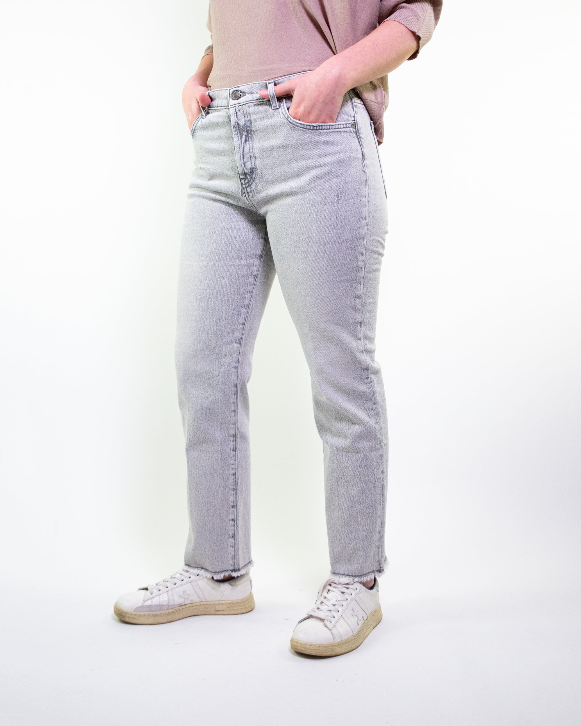 Jeans mom fit con fondo sfrangiato grigio delavè