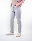Jeans mom fit con fondo sfrangiato grigio delavè