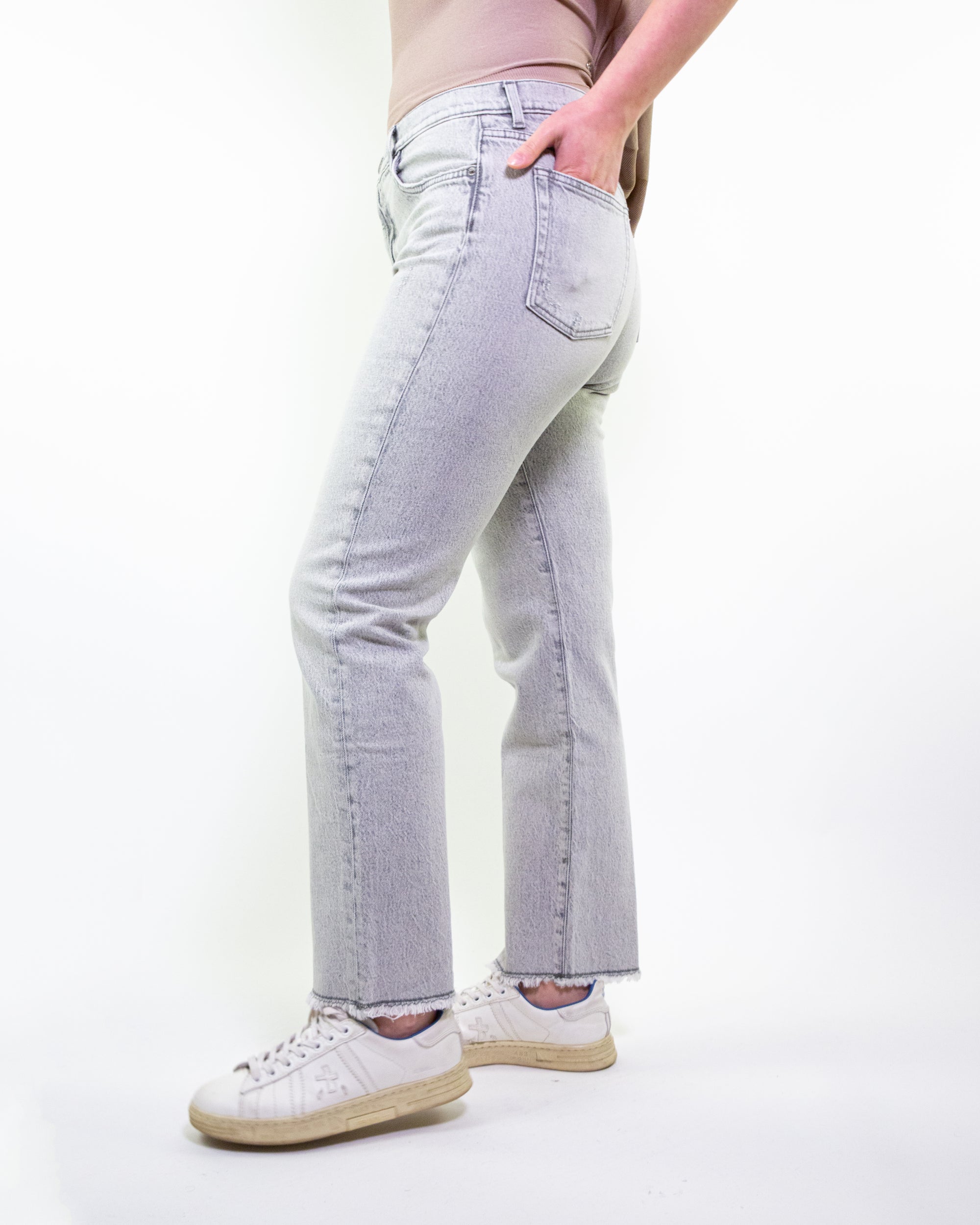 Jeans mom fit con fondo sfrangiato grigio delavè