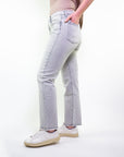 Jeans mom fit con fondo sfrangiato grigio delavè